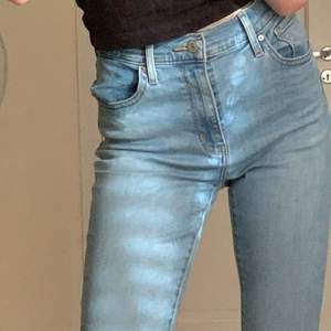 Hej! Säljer ett par jeans från Levis i modellen 724 High Rise Straight. 