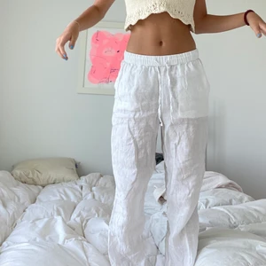 Linnebyxor - !INTRESSEKOLL! Funderar på att sälja mina vita linnebyxor💕 säljer ändast vid bra bud. Köpta i våras☺️HÖGSTA BUD :160kr + frakt