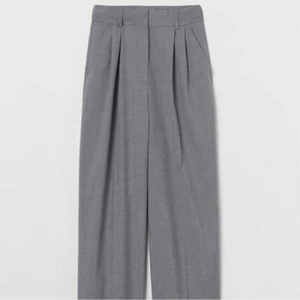 HM vida kostymbyxor - Grå vida kostymbyxor i strl 38 från HM! Stängs med hyskor och knapp samt dragkedja. Sitter högmidjat och har resor i linningen bak. Aldrig använda! 🧡