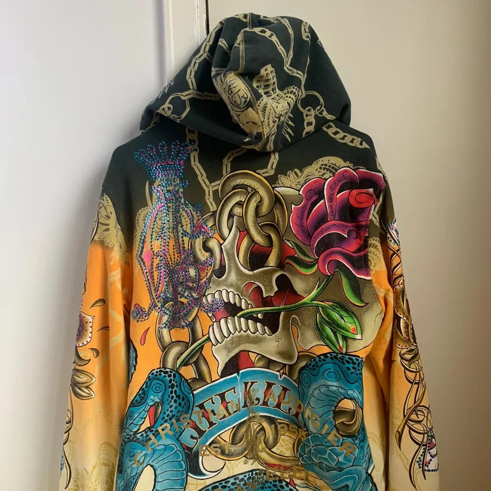 Christian Audigier Hoodie säljes med strass. Oanvänd i storleken Medium (oversized) nypriset var 3995 kr. Bud kan accepteras.. Hoodies.