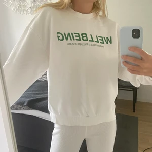 Sweatshirt 🤍💚 - Från ginatricot, storlek M! 100 kr