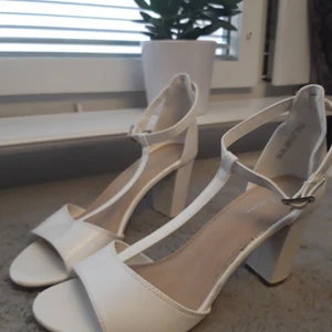 Vita klackskor  - 🌸 Säljer dessa fina vita klackskor! De har använts ett fåtal gånger. Det finns lite märken på ena skon, dock syns det inte så mycket 😊🌸