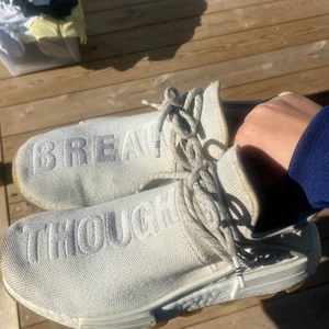 Skor - Adidas NMD human race, köpta för >2000kr dock i använt skick, fortfarande väldigt fina dock. Storlek 41 1/3