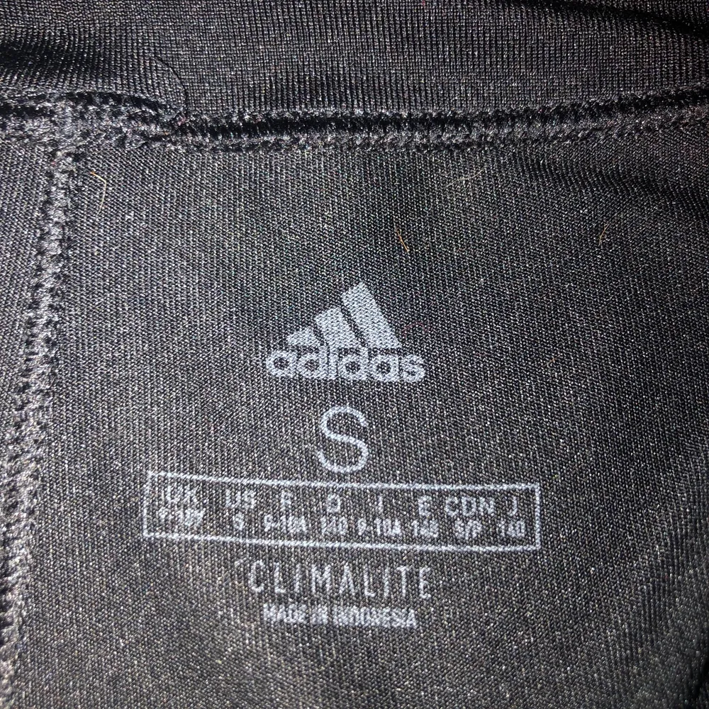 Adidas thigts lite slitna vid märket (se bild) . Övrigt.
