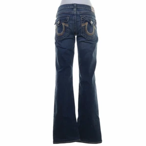 True religion jeans  - Funderar på att sälja mina Favvo jeans från true religion ! är dock inte säkert att jag vill sälja ! Lägg bud om ni är intresserade från 500  , skriv buden privat ! Storlek 30 ! Och passar på mig som är typ 165 