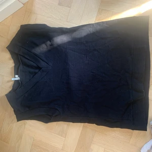 oversized väst - Säljer min väst från Nelly ! Nyskick . Väldigt fin till en vit t shirt under tex ❤️