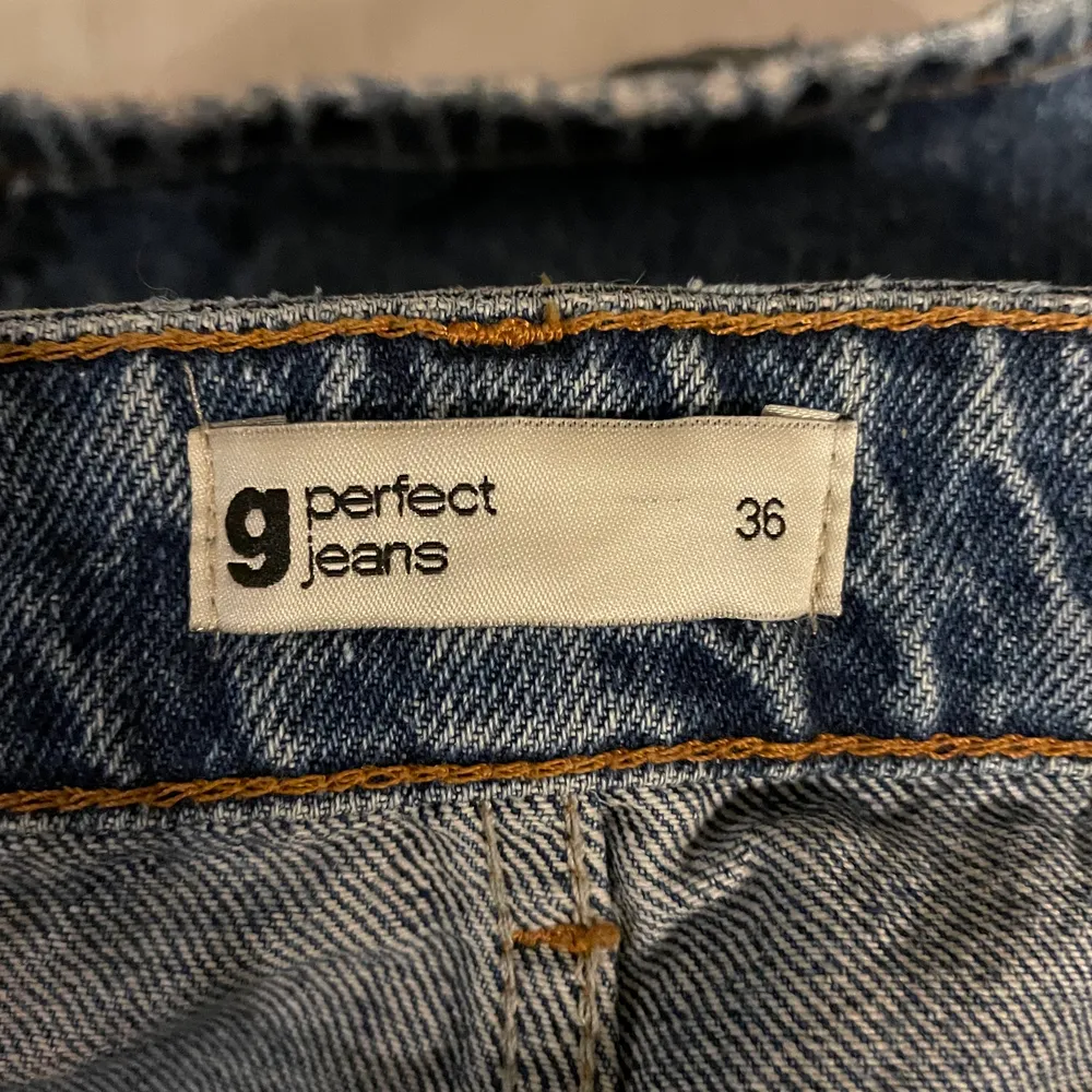 Ett par fina jeans i bra skick från Gina då de bara använts ett par gånger🥰 säljer pga att de är fel strl på mig. Köparen står för frakt.❤️dem är lite för långa för mig som är 167. Jeans & Byxor.