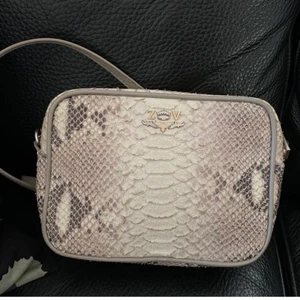 Zadigväska - Säljer min zadigväska då jag ej använt den på hur länge som helst, och tänker att någon annan säkert blir glad för den :) inga defekter alls, förutom att kedjan och dragkedjan blivit lite missfärgade, inget man riktigt tänker på dock.. Väskan är köpt i Florida eller New York, minns inte riktigt hehe, men tror att kvitto ska finnas om det är något som önskas ☺️💜 Om flera är intresserade så blir det budgivning! Köparen står för frakt :) 