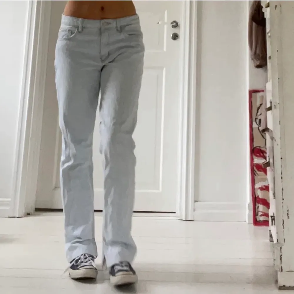 Ljusa jeans med slits från ZARA, relativt oanvända. 300+frakt 💕. Jeans & Byxor.