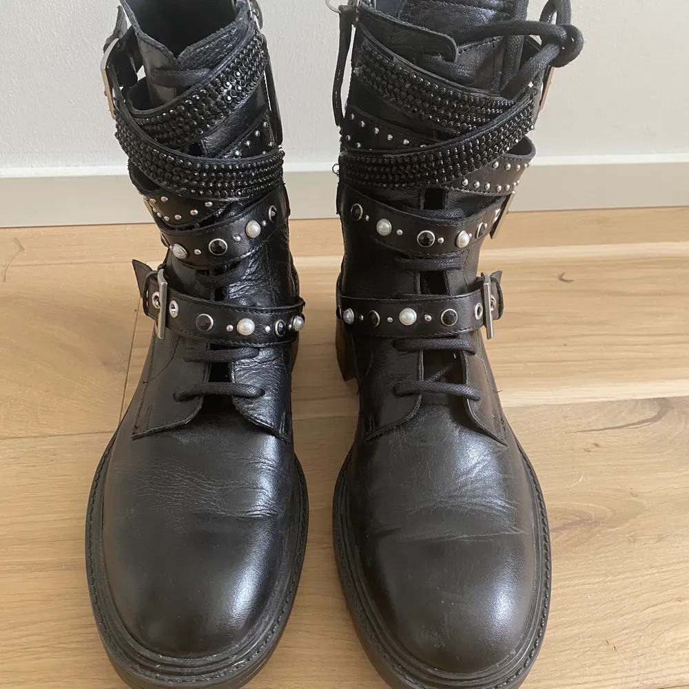 Säljer mina så så coola Zara Boots då dem tyvärr inte kommer till tillräckligt mycket användning. Köptes för cirka 2 år sedan men är endast använda 1 gång därav är dem som nya. Dem är i storlek 38 och köptes för ca 1000kr. Köparen står för frakten!. Skor.