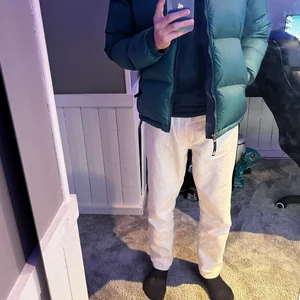 TNF Puffer Jacket - En 1996 Retro Nuptse Down Jacket i väldigt bra skick. Färgen är Night green och är väldigt snygg. Storlek är Youth Xl vilket är ”storlek” 164cm. Den är väldigt stor av sig då jag fortfarande kan ha den då jag är runt 172/173. Väldigt skön och värmande nu till höst och vinter. Bara att höra av sig, skicka frågor i dm! Buda i kommentarerna!                           Bud höjs med 30 minst!