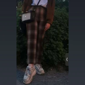 Rutiga byxor - bruna, str 34 - Rutiga byxor som jag köpt här på plick men som från början kommer från & other stories, de är vida i benen str 34 men passar även en som har medium ! 
