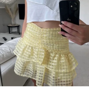 Volangkjol - Ljus gul volangkjol som tyvärr inte kommer till använding. Storlek 38 men upplever den mer som en 36a 
