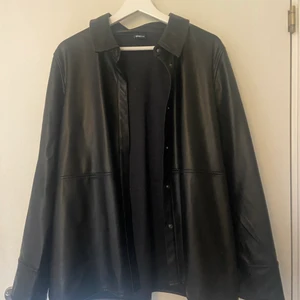 Skinnjacka ginatricot - Säljer denna fina skinnjacka som är knappt använd från gina. Jag köpte den i storlek 40 för att den skulle sitta lite oversized. Har knappt användt då den inte passar min stil. Den andra bilden är lånad och den har inte fickan på bröstet som på bilden men passformen är detsamma