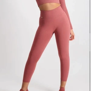Aimn tights - Rosa ribbade AIMN tights i storlek S. Endast använda ett fåtal gånger, jättebra skick! Dom är 7/8 i längden så lite kortare modell. Kan mötas upp i Stockholm eller frakta men då står köpare för frakt💖