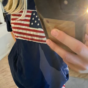 Polo t-shirt  - Denna tröja är endast använd ca fem ggr och sjukt skön. Den sitter perfekt på kroppen. Köpare står för frakt