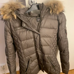 Rock and blue jacka med äkta päls - Denna jackan är i storlek 36, inte använd mycket men det finns ett hål som jag fotat och därav lågt pris, har även slitits upp i inner armen men inget som syns och tror att det går och fixa med sytråd. Färgen är brun med ytterst lite inslag av grön! Väldigt unik då det inte är många som har den! Priset går att diskuteras samt frakten! 