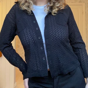 Spetsblus - En svart spets blus/skjorta köpt secondhand. Ställ gärna frågor i chatten!