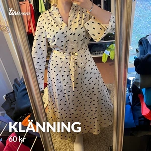 Klänning - Klänning från hm som aldrig är använd 
