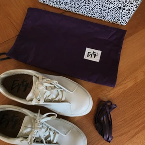 EYTYS DOJA W LEATHER 35 - EYTYS DOJA i vitt skinn. Storlek 35. Använda ett handfull gånger. Toppenskick. Skickas med dustbag & i orginalkartong. Nypris 1800 kr