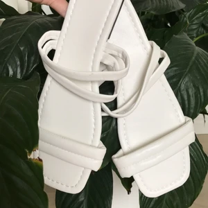 Vita skor - Här är ett par fina vita skor/sandaler i perfekt skift ( aldrig använda pga för stora! ! Skorna är fräscha och fina till fest men också för att gå på stan !