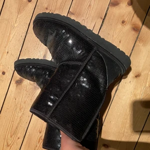 Uggs - Underbara paljett-Uggs som är lite slitna men ändå så fina 🙏🏼🙏🏼🙏🏼