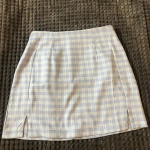 Blå rutig kjol  - Snygg blå rutig kjol i storlek S men passar även xs då den är liten i storlek. Köpt i sommar men aldrig använt. 