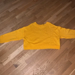 Yellow,cozy and warm sweatahirt - It’s perfect for a cold fall day, or a winter day. It’s a little short around the waist, but it’s very cozy and warm.