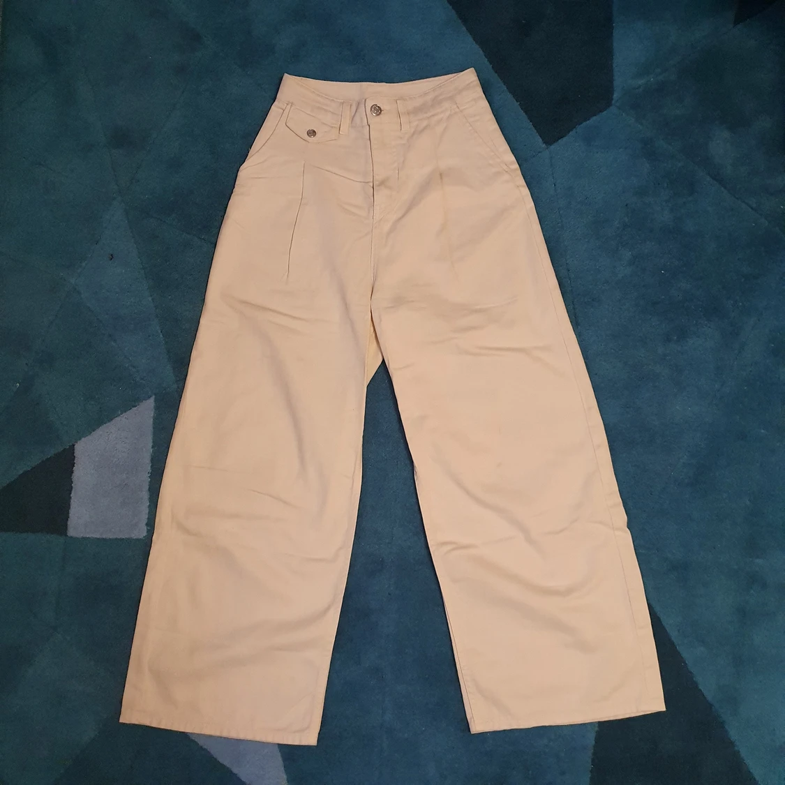 Beige byxor från Monki