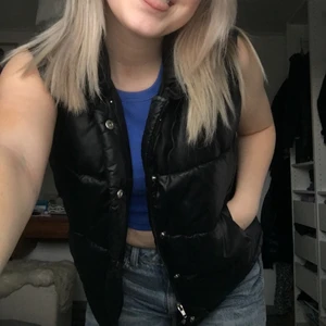 Svart väst - Jätte fin svart väst, använder knappt så därför till salu. Sitter jätte bra och är super fin nu mot hösten🍂⭐️🥰✨