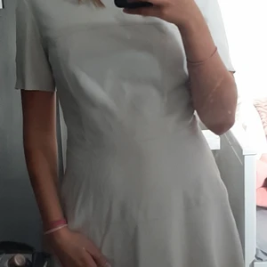 Vit läder klänning strl  M - Fin vit läderklänning i ganska bra skick, strl M 💗 180 kr +frakt