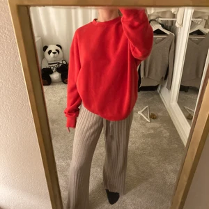 RÖD SWEATSHIRT - skitsnygg sweatshirt från H&M som aldrig är använd, frakt 66kr med postnord spårbar💕❤️
