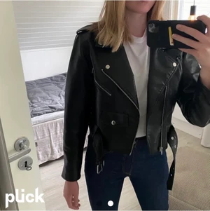 Skinnjacka - Säljer min skinnjacka från bikbok💞💞 Jackan är i väldigt fint skick. Säljer pga att jag inte använder den längre!! 200+frakt. Lånade bilder!!