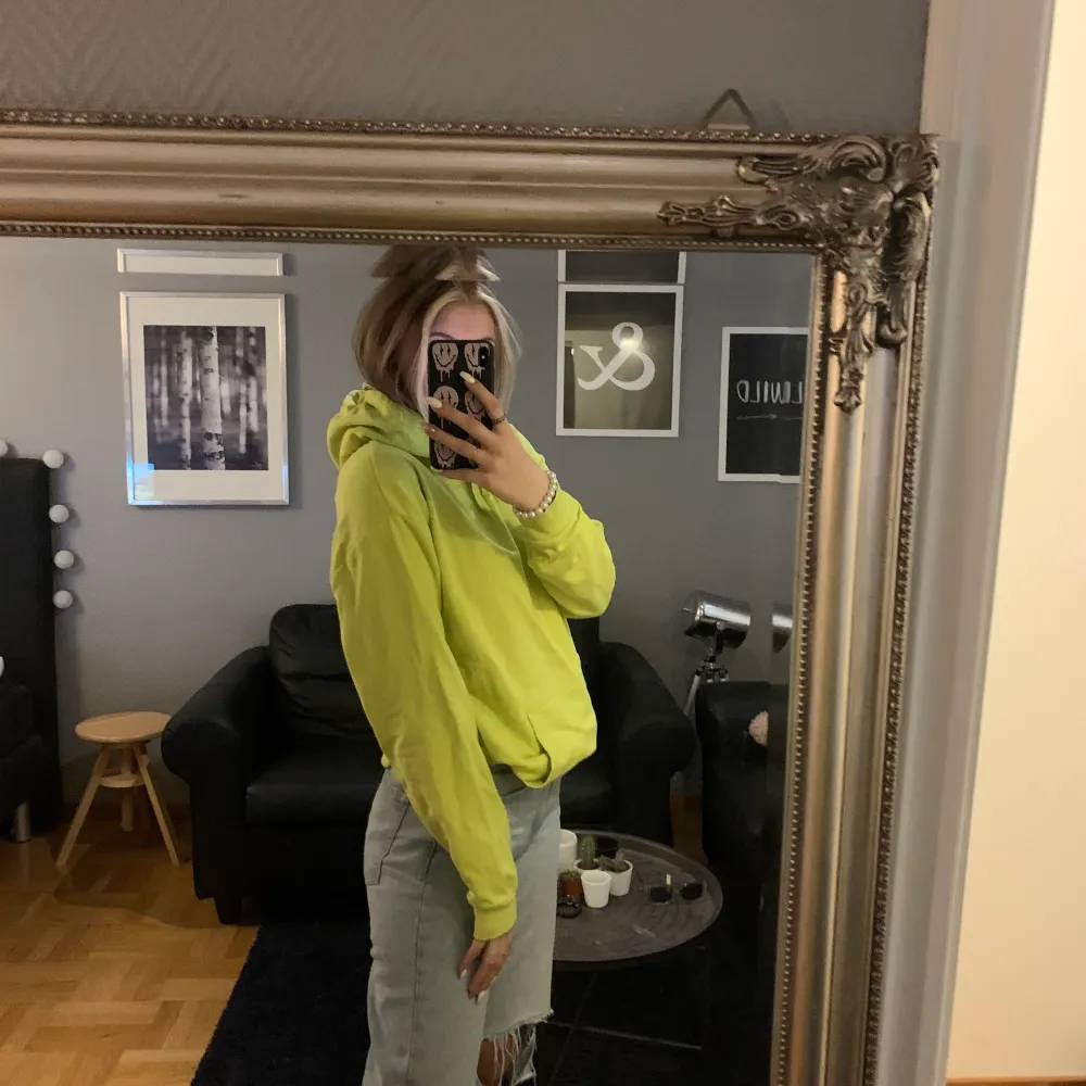 Säljer denna grön/gula tröjan från Cubus då jag köpte den till en festival men aldrig kom till användning så den har bara legat i garderoben, den är lite neon aktig i verkligenheten💛. Hoodies.