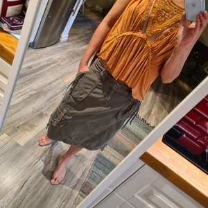 Edc Esprit Kjol - Säljer min underbara kjol från esprit.. Storlek 34..Grön Military army liknande kjol med häftiga detaljer. Säljs i väldigt gott skick 150kr 