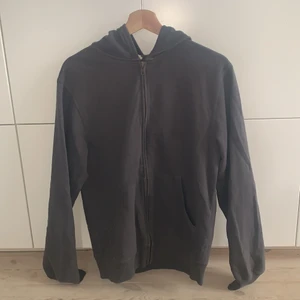 Zip up hoodie  - Grå zip up hoodie strl S🥰100 kr+frakt men kan även mötas upp😇