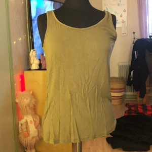 Militärgrönt linne - Helt nytt från veromoda, super mjukt. 