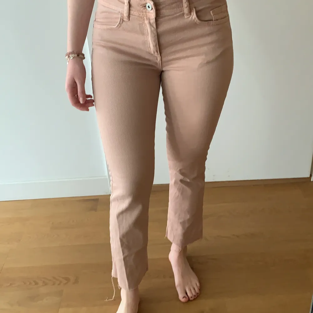 Ljusrosa jeans från Zara. Lite lägre i midjan och kortare i modellen (jag är 1.59). Storlek 36 men snarare 34.. Jeans & Byxor.