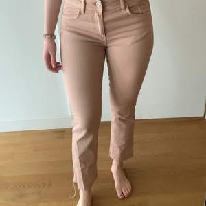 Ljusrosa jeans från Zara. Lite lägre i midjan och kortare i modellen (jag är 1.59). Storlek 36 men snarare 34.