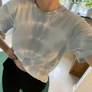 Batik t-shirt  - Ljusblå t-shirt med batik från Weekday. Ställ gärna frågor i chatten :)