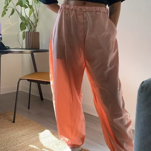 Weekday byxor  - Oanvända prassel byxor i rosa/orange ton 