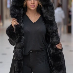  garoff parka jacka - Säljer min Garoff parka (fuskpäls) eftersom att det inte längre är min stil. Köpt för 2 år sen och använd under 2 månader vintern 2020💞 Skriv till mig vid intresse eller om fler bilder behövs. 