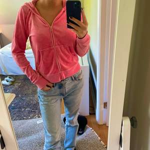INTRESSEKOLL!!! Säljer denna supersnygga rosa Juicy 2000-tals zip hoodie. Köpte den för 1200kr för några år sen men använder inte den längre. Den är äkta och väldigt efterfrågad! BUDGIVNING i kommentarerna, skriv privat om ni har frågor eller vill ha fler bilder💕💕😀