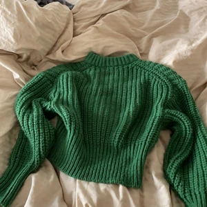 Grön stickad tröja - Så mysig och varm grön stickad tröja, perfekt nu när det är kallare ute🍃 köpt av en annan användare på Plick men jag har aldrig använt tröjan, så den är i bra skick. Frakt ingår!