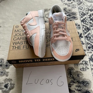 Nike Dunk Low Move To Zero | Next Nature - Säljer helt nya (oanvända) eftertraktade sneakers. Köpt från nikes hemsida. Storlek: 38.5. Tänker mig 1400 för de. Kan upphämtas i Linköping eller frakts för 99kr📦