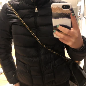 Moncler dunjacka  - Säljer min moncler jacka i svart med fickor. Tillkommande påse där jackan får plats, super smidigt tar knappt upp någon plats i storlek 3 passar S