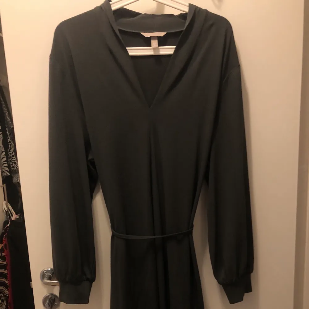 Superfin mörkgrön klänning, når nästan till knäna beror på hur lång du är. Köptes för 399kr och användes endast en gång, säljes därför för 200kr, halva priset!. Klänningar.