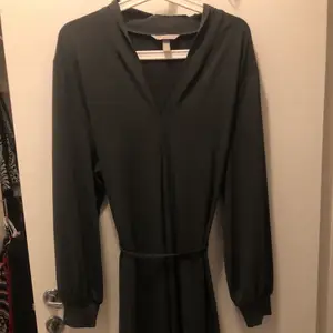 Superfin mörkgrön klänning, når nästan till knäna beror på hur lång du är. Köptes för 399kr och användes endast en gång, säljes därför för 200kr, halva priset!