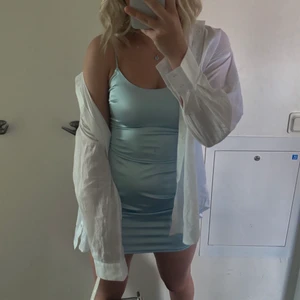 Klänning - Säljer denna superfina blå siden klänningen som jag hade på skolavslutningen och midsommar. Den är superfin. Från NAKD