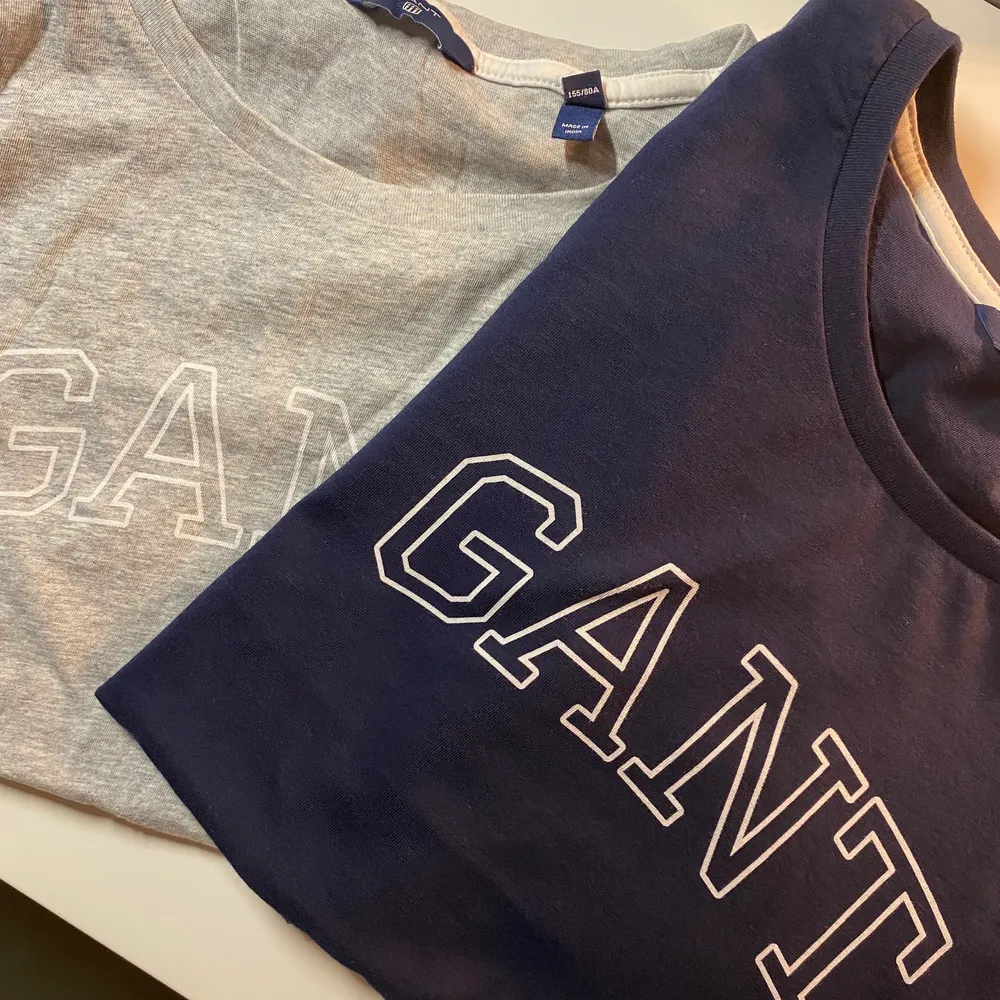 Klassiska, stilrena Gant t-shirts i grått och mörkblå. Produkterna är i nyskick. Säljer en för 200 eller bådaför 360. Exklusive frakt. T-shirts.